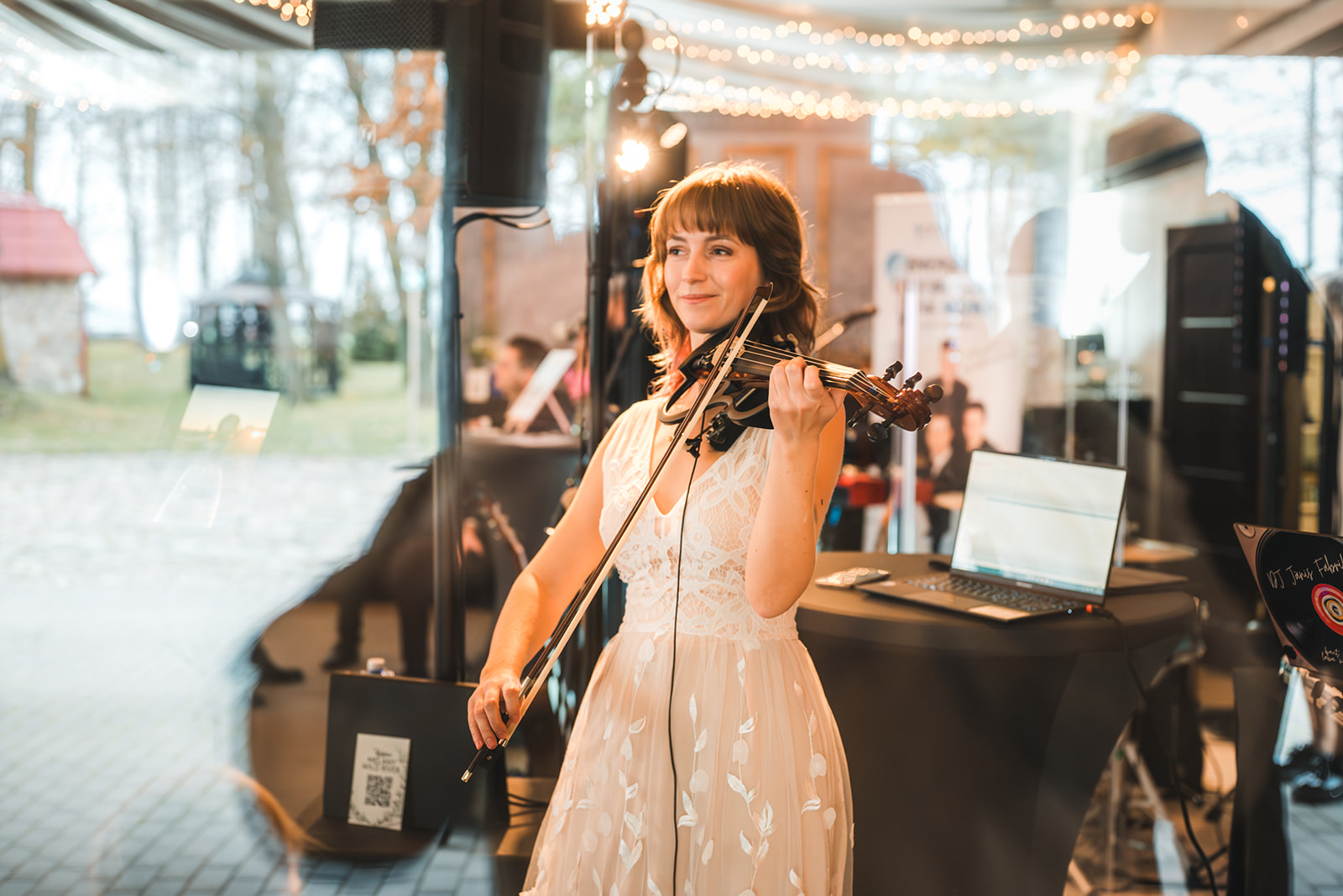 Vijolniece atskaņo mūziku kāzu mirklī