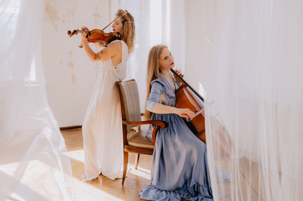 vijoles un čella duets atskaņo kāzu mūziku