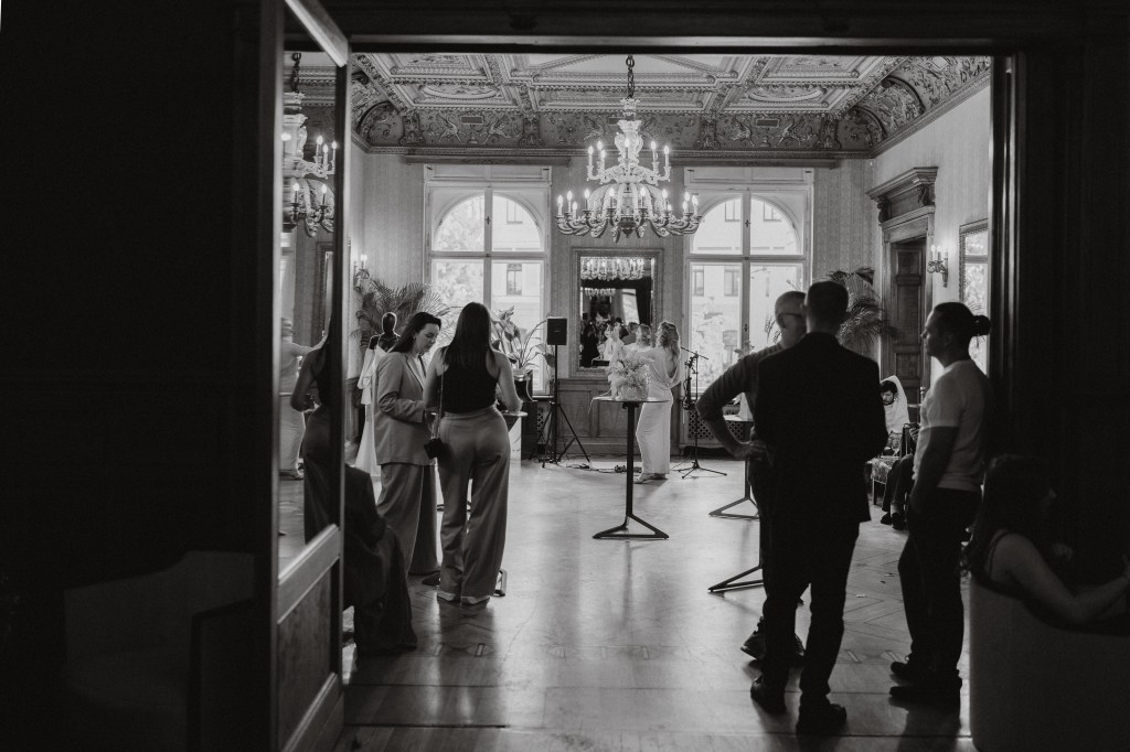 klausītāji un vijolniece īsi pēc uzstāšanās mirkļa