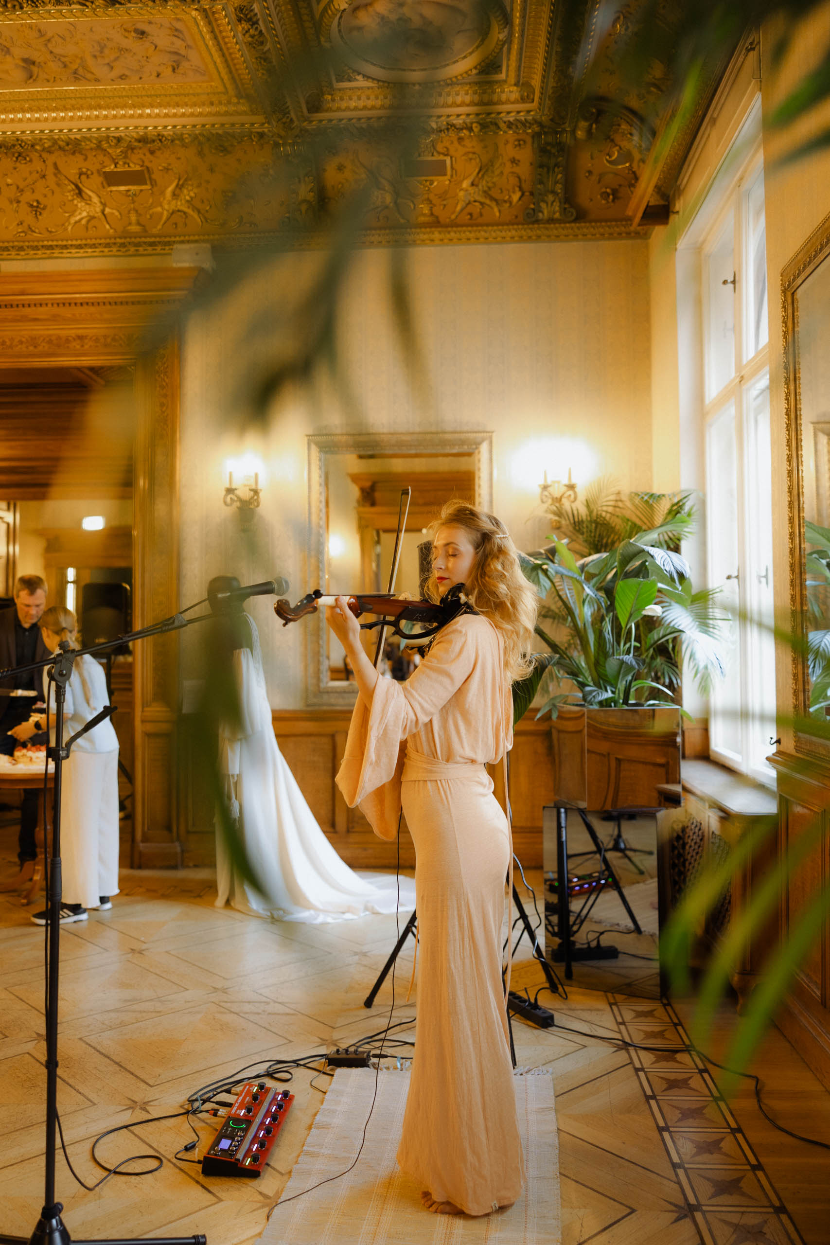 elektriskās vijoles priekšnesums kāzu atmosfērai